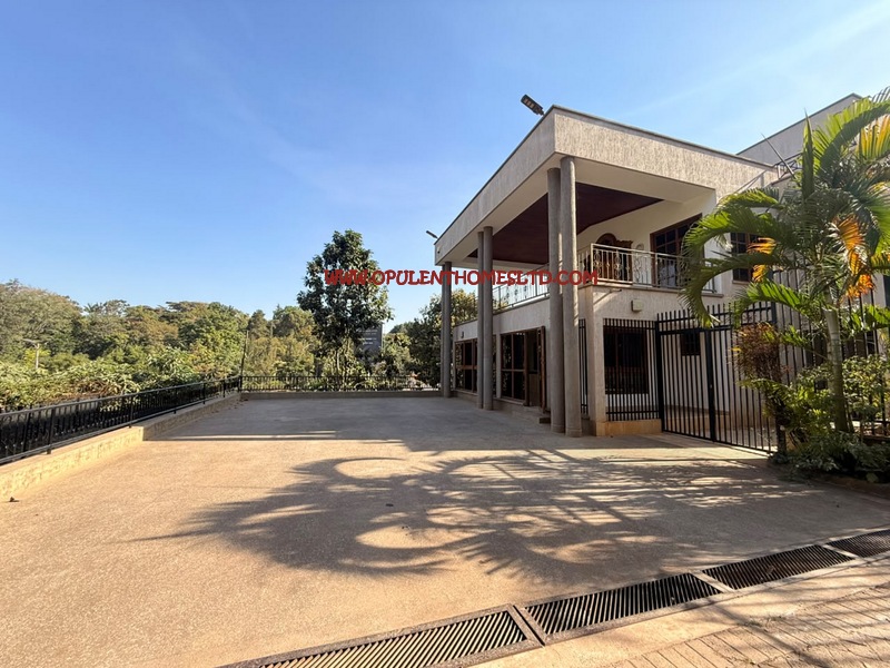 TO LET-5 BEDROOM EXECUTIVE TOWNHOUSE OFF LOWERKABETE ROAD.